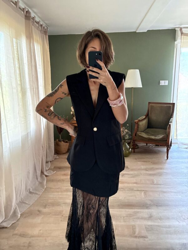 Blazer Romy noir, porté avec Jupe Leonie