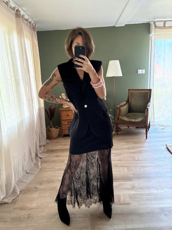 Blazer Romy noir, porté avec Jupe Leonie