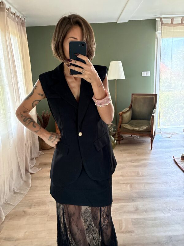 Blazer Romy noir, porté avec Jupe Leonie