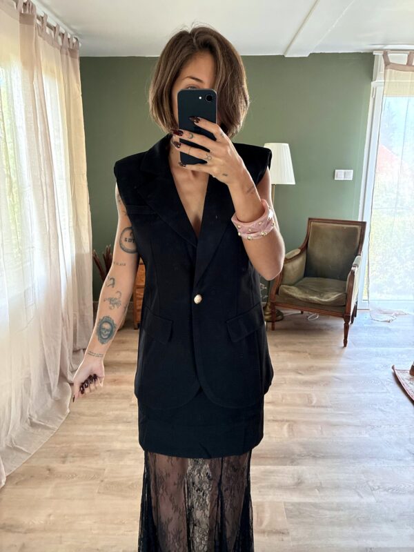 Blazer Romy noir, porté avec Jupe Leonie