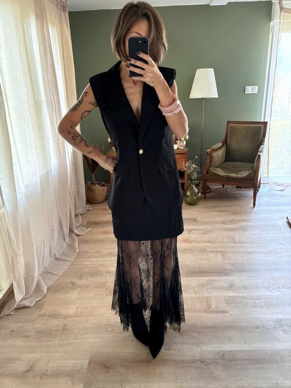 Blazer Romy noir, porté avec Jupe Leonie