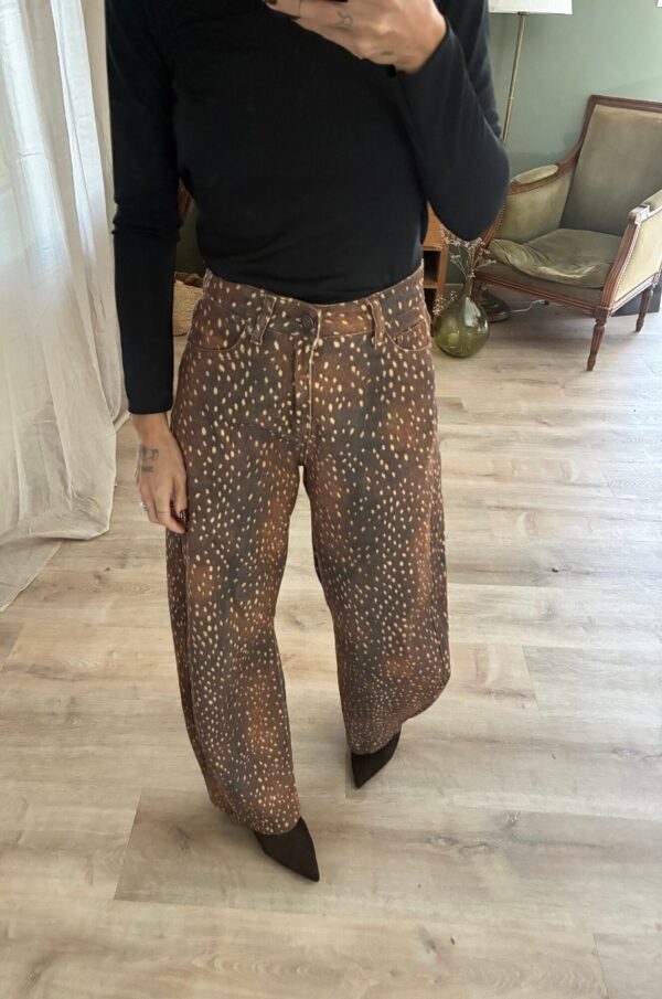 Jeans Bambi porté avec un haut noir, cadrage du buste aux pieds.