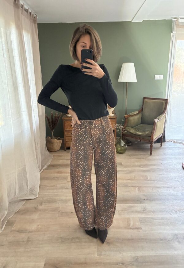 Jeans Bambi porté avec un haut noir à manches longues, visible en pied dans un miroir
