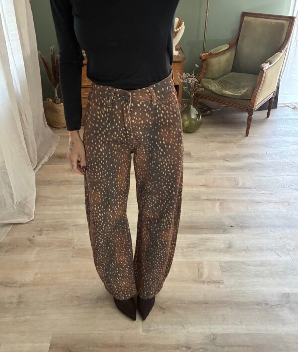 Jeans Bambi porté avec un pull noir et des chaussures noires, cadrage de la taille aux pieds