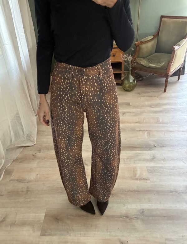 Jeans Bambi porté avec un top noir, cadrage sur le bas du corps