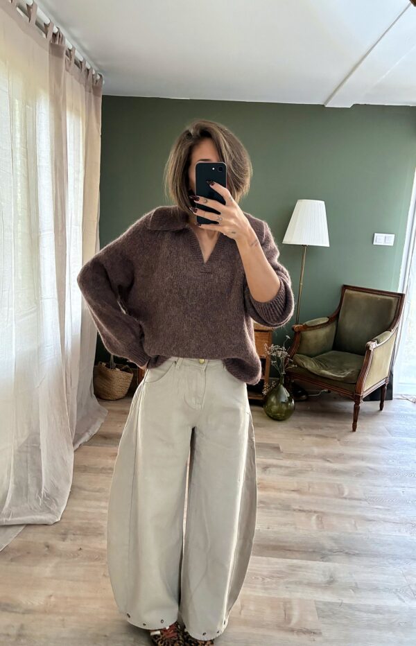 Jeans Maddie camel, porté avec Pull Heloise