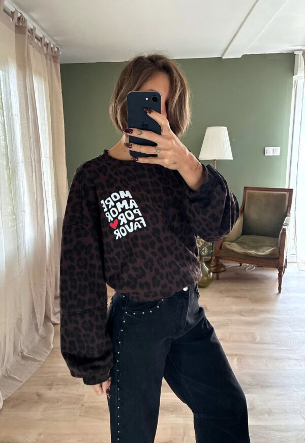 Jeans Paloma noir, porté avec Pull Amore