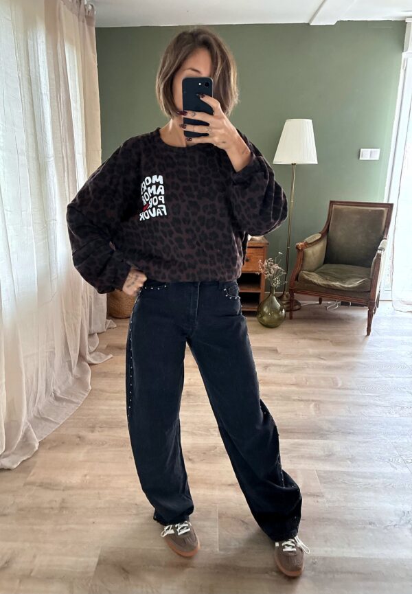 Jeans Paloma noir, porté avec Pull Amore