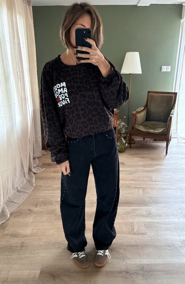 Jeans Paloma noir, porté avec Pull Amore