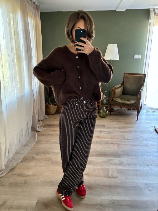 Jeans Suzette marron, porté avec Gilet Gabriella