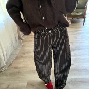 Jeans Suzette marron, porté avec Gilet Gabriella