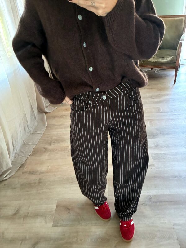 Jeans Suzette marron, porté avec Gilet Gabriella