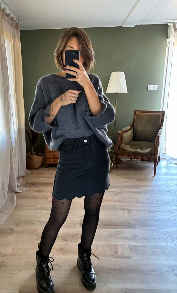 Jupe Clara noir, porté avec Pull Gabrielle