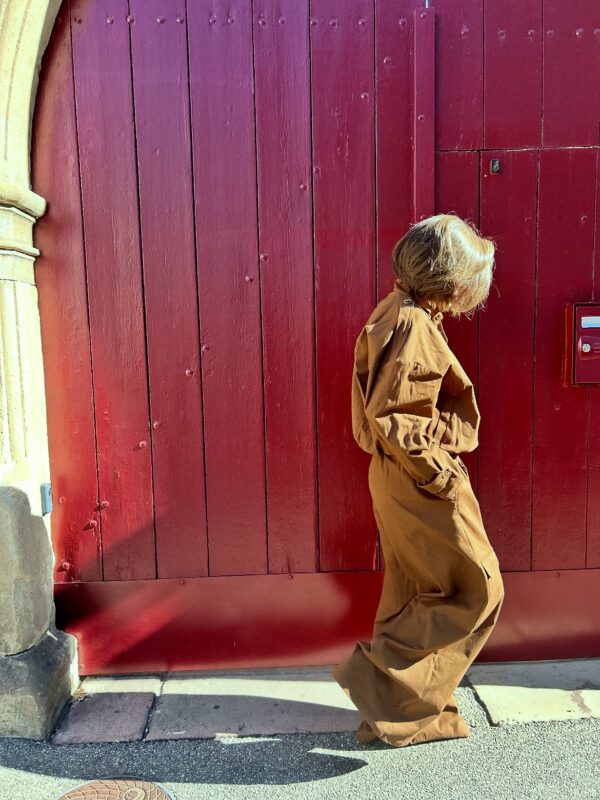 Pantalon Elodie beige, porté avec Veste Adele