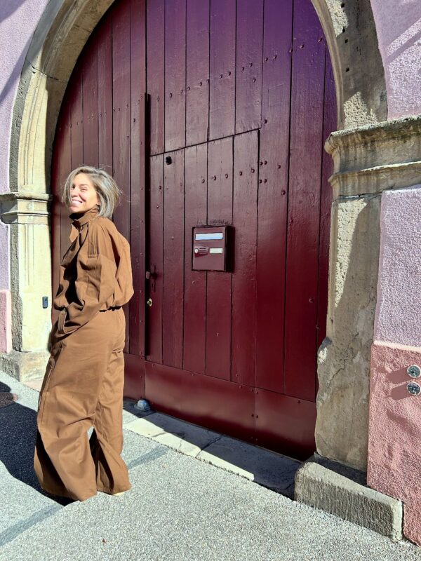 Pantalon Elodie beige, porté avec Veste Adele