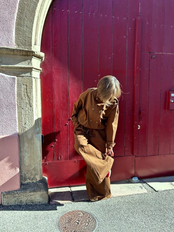 Pantalon Elodie beige, porté avec Veste Adele