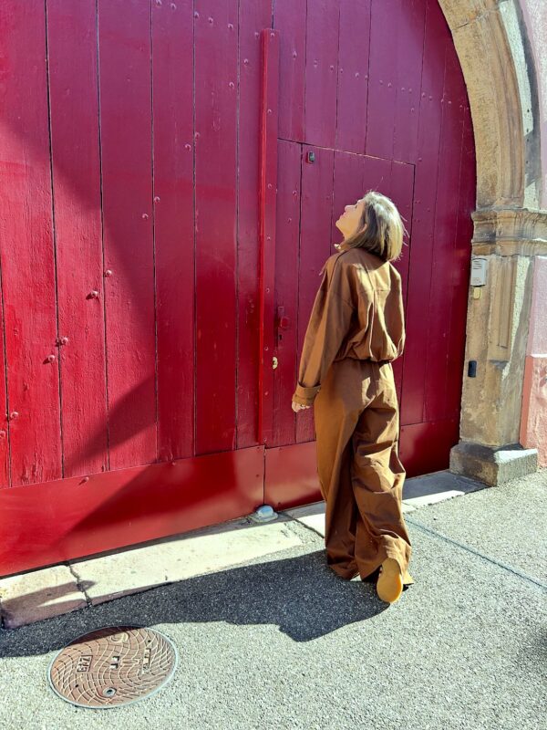 Pantalon Elodie beige, porté avec Veste Adele