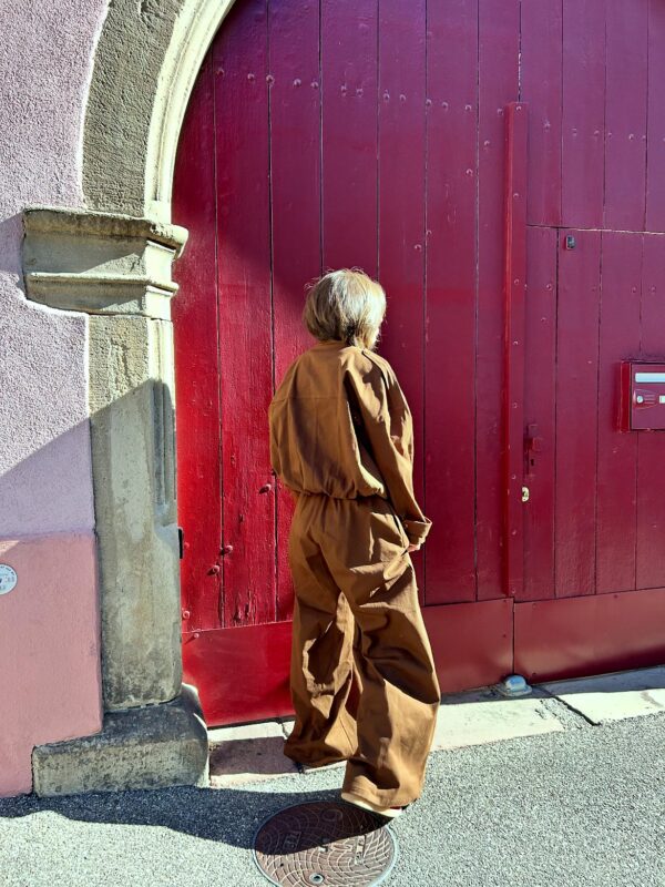 Pantalon Elodie beige, porté avec Veste Adele