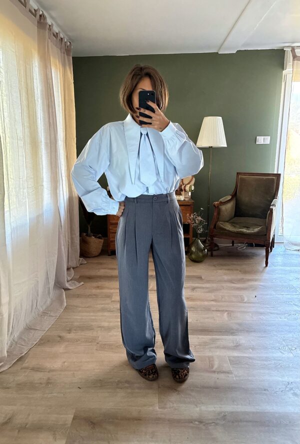 Pantalon Margot gris, porté avec Chemise Noemie