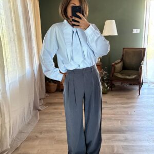 Pantalon Margot gris, porté avec Chemise Noemie