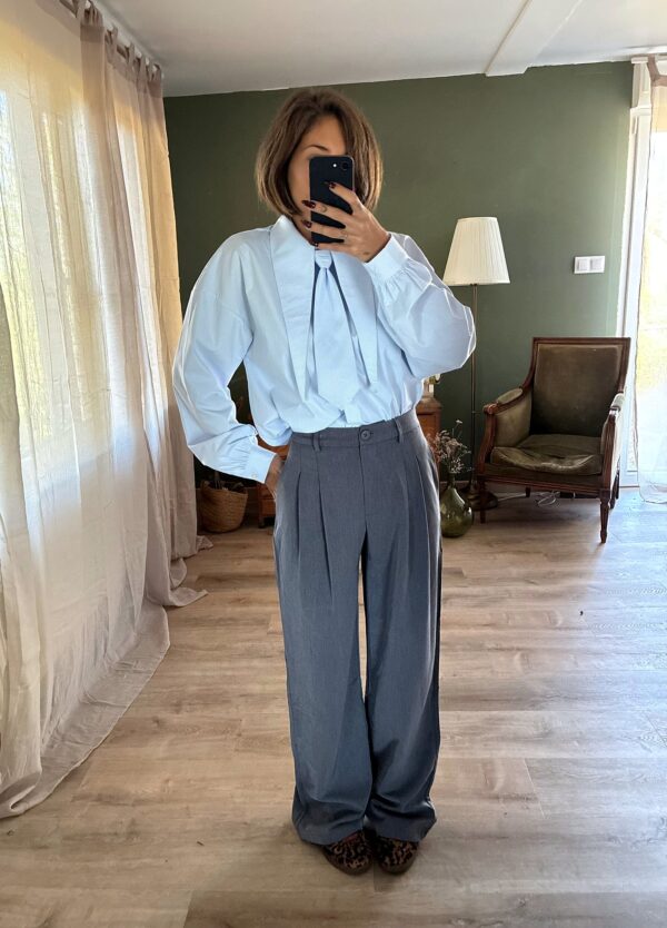 Pantalon Margot gris, porté avec Chemise Noemie